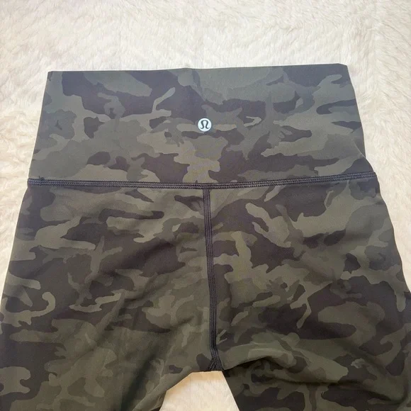 Lululemon Athletica Green Camouflage Leggings Cropped - Picture 2 of 3